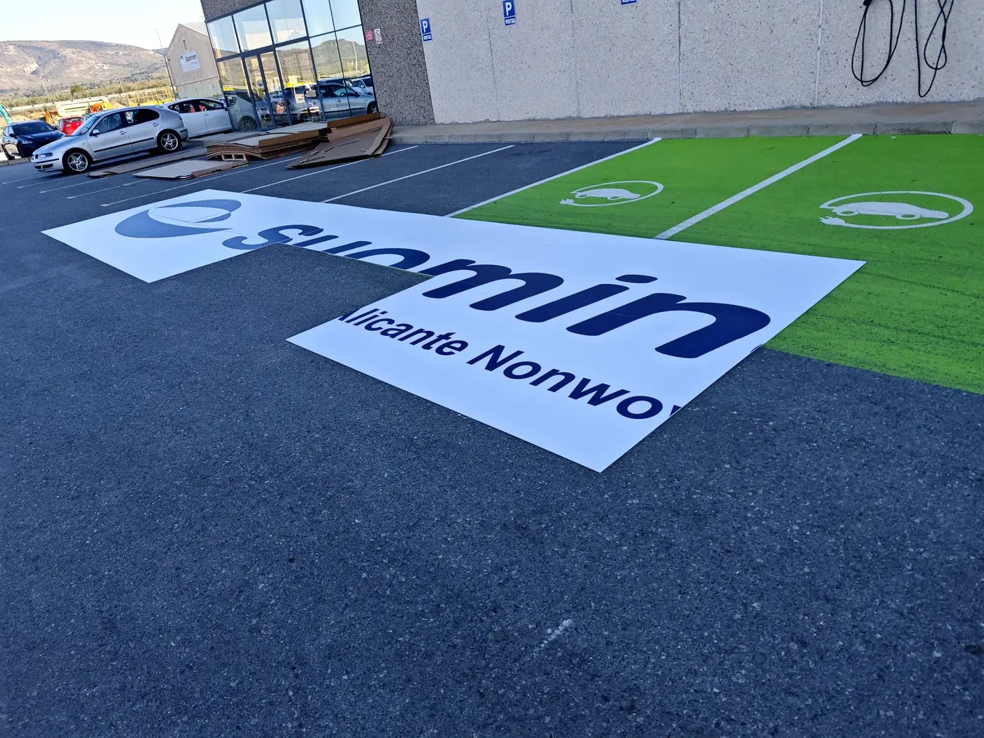 Paneles de gran formato con el logotipo de Suominen Nonwovens