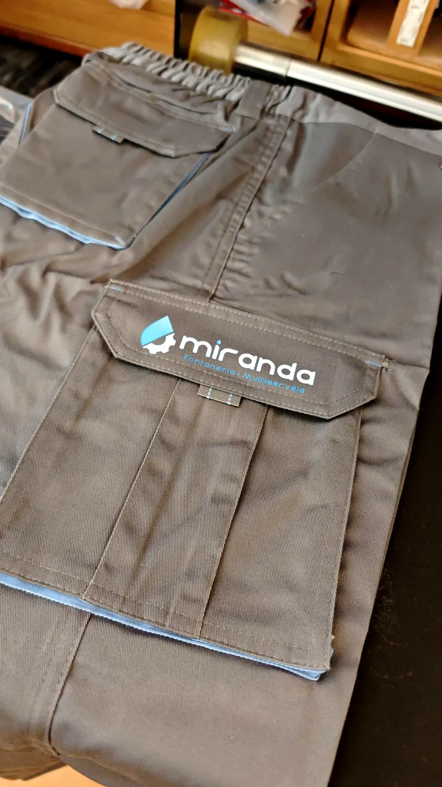 Pantalón de trabajo personalizado con DTF para Miranda Fontaneria i Multiserveis
