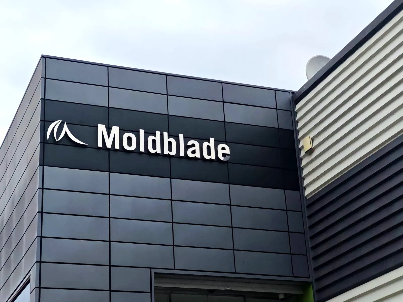 Letras corpóreas de Moldblade en fachada